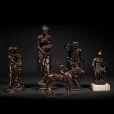 Colección de esculturas en bronce? o metal, representando diversas figuras. Varios tamaños.
