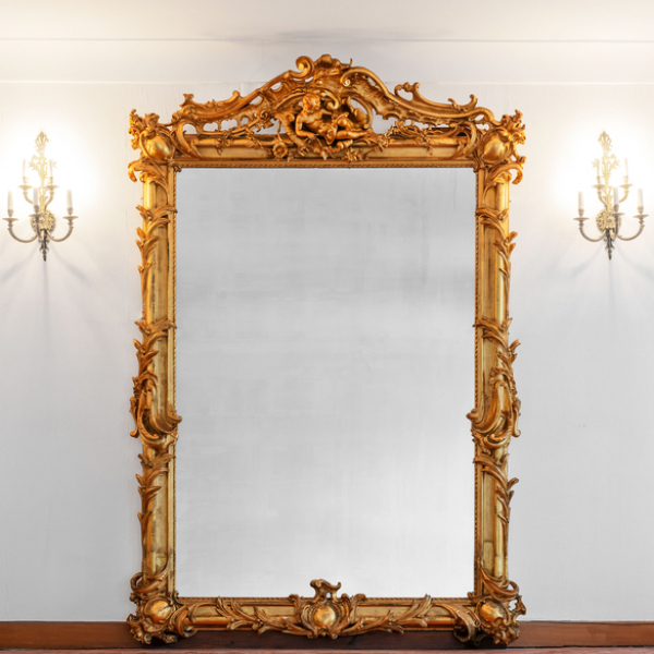 Importante espejo de pared francés estilo Luís XV ne madera tallada estucado y dorada. Trabajo Francés, Siglo XIX