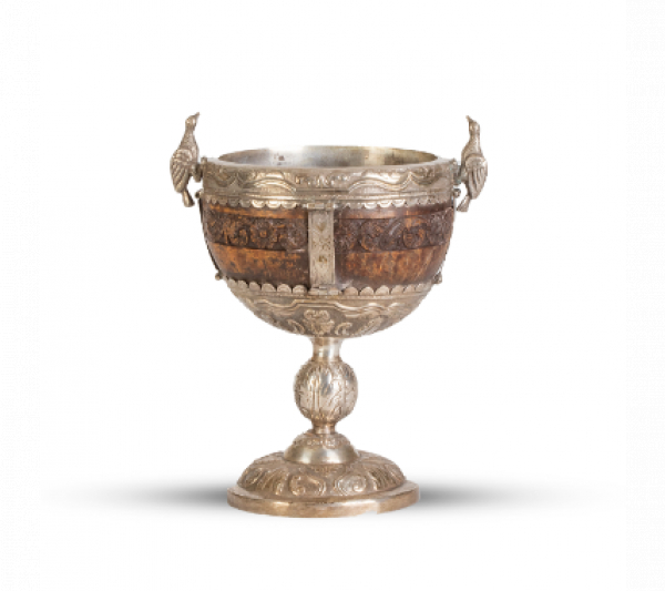 Copa de coco tallado montado en plata. Perú, S. XVII.