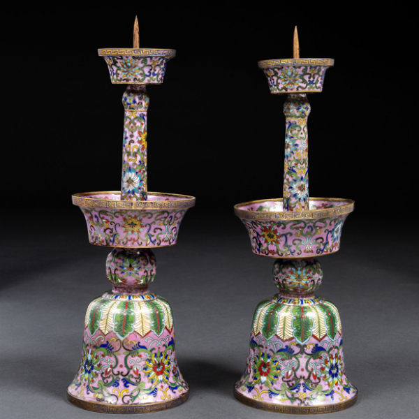 Pareja de candeleros en esmalte cloisoné. Trabajo Chino, Finales del siglo XIX