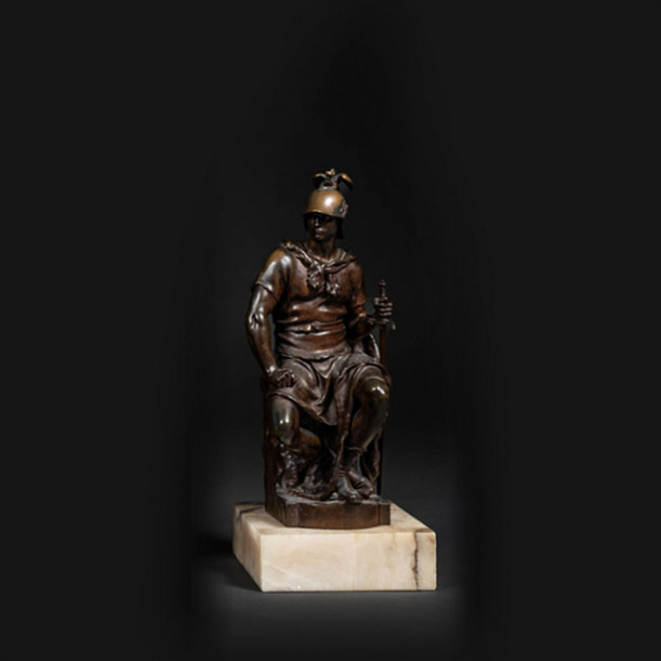 Escultura en bronce o metal, representando una figura sentada. Sobre peana de mármol.
