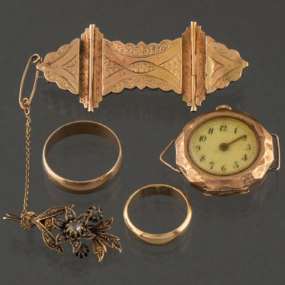 Conjunto de dos alianzas, reloj de bolsillo y dos broches en oro amarillo de 14kt.