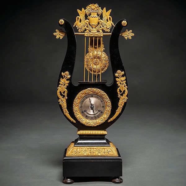 Reloj de Lira época restauración madera ebonizada en negro con aplicaciones en bronce dorado. Trabajo Francés, h. 1815 -1830