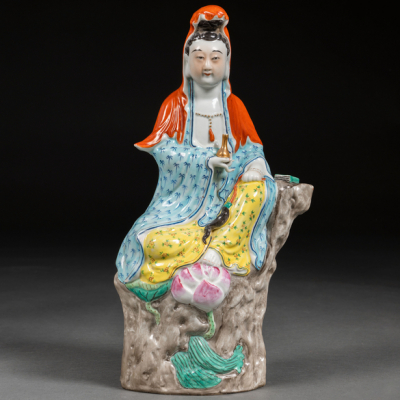 &quot;Guanyin sobre flor de loto&quot; Figura en porcelana china familia rosa época República (1911-49)