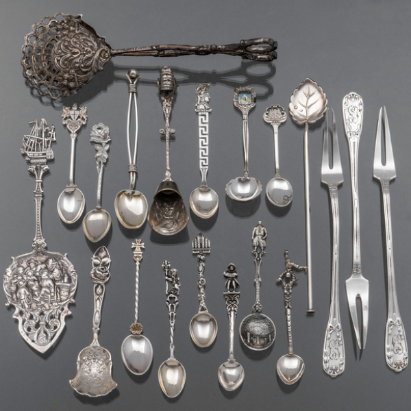Conjunto de cucharillas, pinzas y palas de servir en plata española punzonada del siglo XX