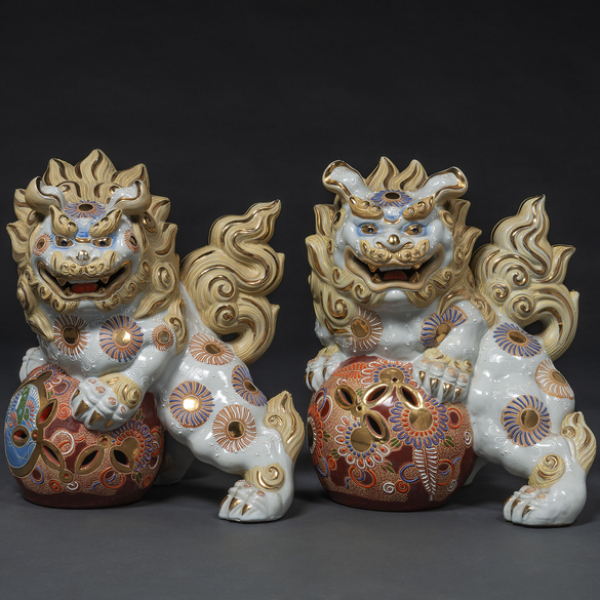 Pareja de leones Foó en porcelana Japonesa esmaltada. Siglo XX.