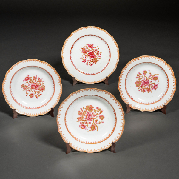 Conjunto de tres platos hondos y un plato llano en porcelana china Compañía de Indias familia rosa época Quianlong (1736-1795).