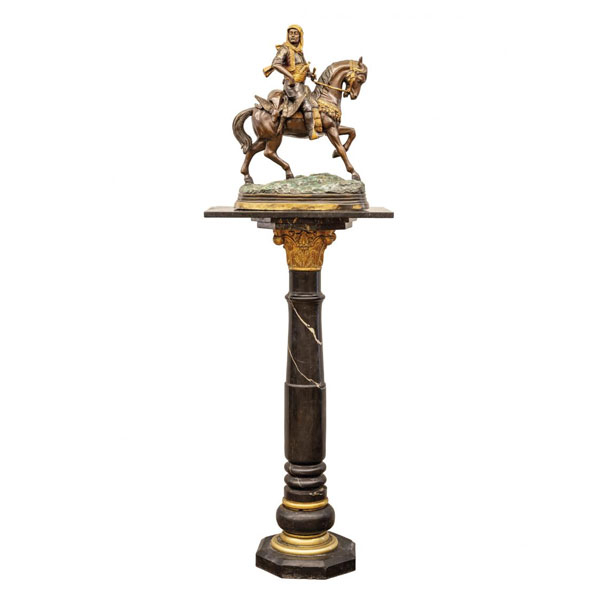 Figura orientalista realizada en bronce ligeramente dorado y policromado. Sobre peana de mármol a modo de columna corintia.
