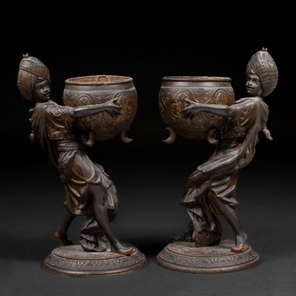 Pareja de niños venecianos en bronce a modo de pequeños maceteros. Finales del siglo XIX