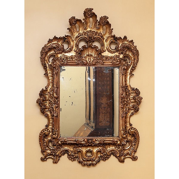 Espejo español de madera tallada y dorada con decoración de rocalla