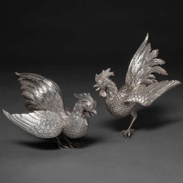 Pareja de gallos realizados en plata del siglo XX. 