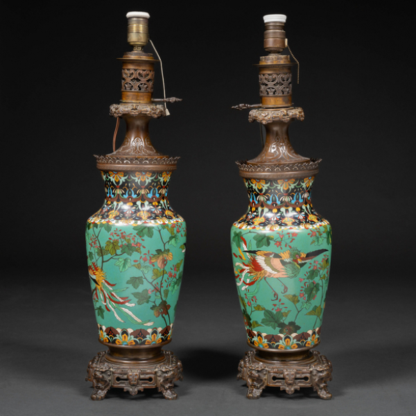 Pareja de lámparas en esmalte cloisoné y bronce. Siglo XIX