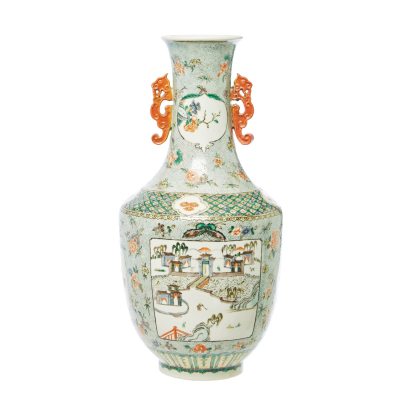 Jarrón en porcelana china Familia Verde con decoración esmaltada de motivos florales y paisajísticos en cartelas, fles. del s.XIX.