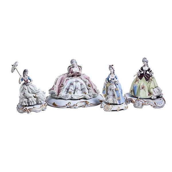 Conjunto de cuatro figuras de porcelana de Nápoles