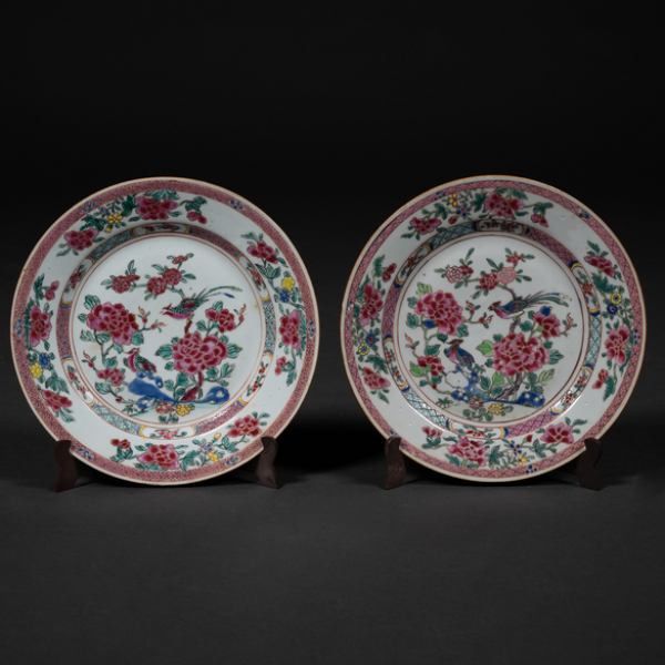Pareja de platos en porcelana china compañía de Indias familia rosa, S. XVIII.