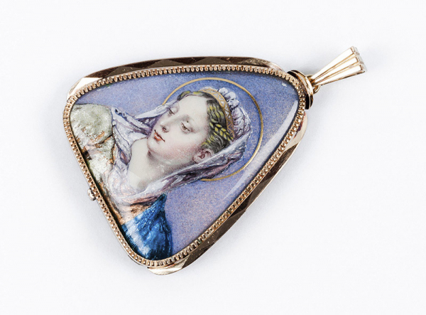 Medalla vintage en oro rosa con una delicada miniatura clásica de madonna con velo, en esmalte semitransparente