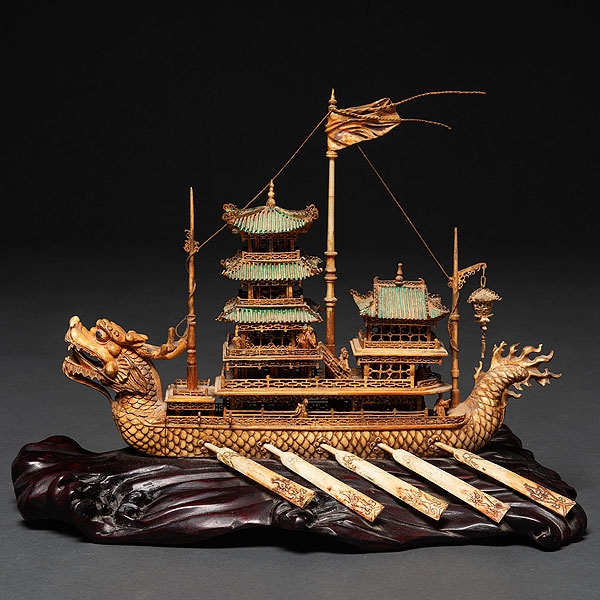 "Barco en forma de dragón con pagodas" realizado en marfil tallado y policromado del siglo XIX