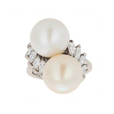 Sortija en oro blanco con dos perlas cultivadas Australianas blanca y golden de 12 mm. y diamantes talla marquise engastados en garras.