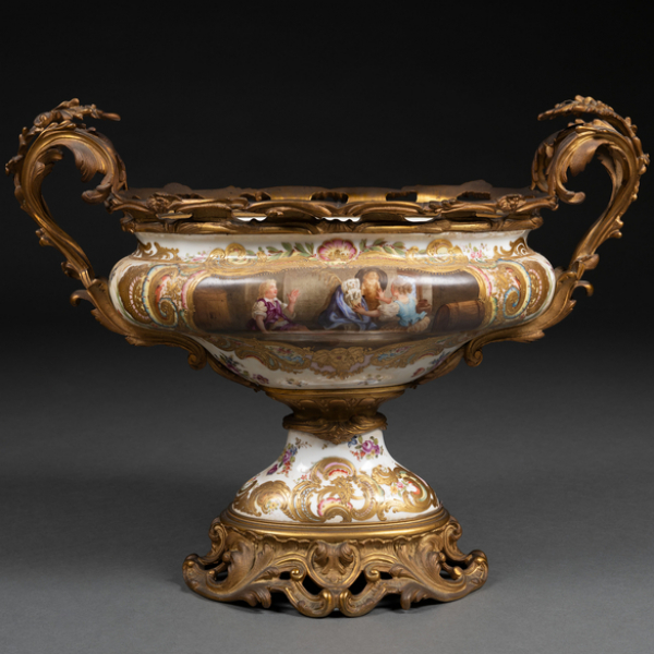 Centro de mesa en porcelana y montura en bronce dorado. Trabajo Francés, Siglo XIX