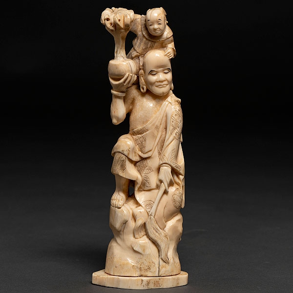 "Monje con Niño" en marfil tallado. Trabajo Japonés, Siglo XIX-XX