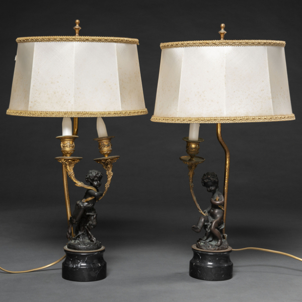 Pareja de lámparas de dos luces en bronce dorado y bronce pavonado estilo Luís XVI. Siglo XX