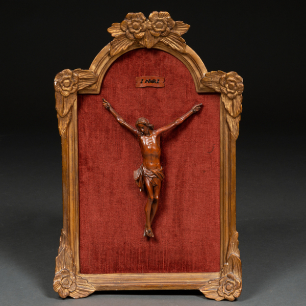 Cristo crucificado en madera tallada del siglo XIX.