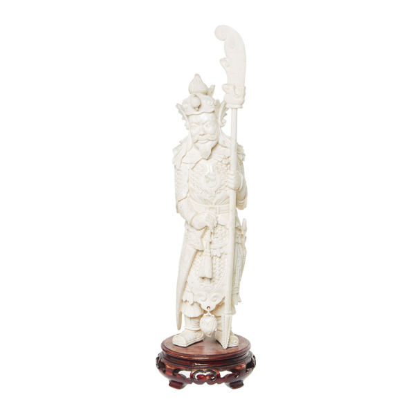Guerrero. Escultura china en marfil tallado, s.XX. Apoya sobre peana en madera tallada.