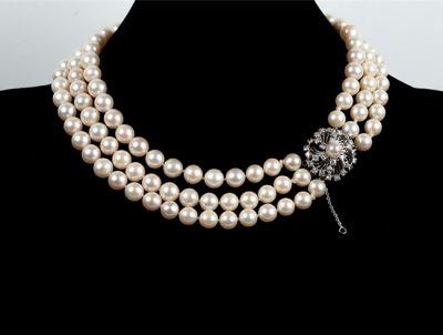 Collar formado por 33 grandes perlas australianas esféricas