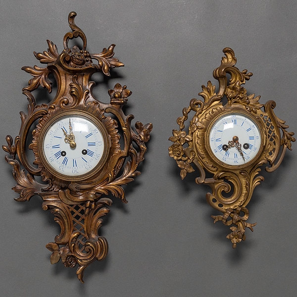 Conjunto de dos relojes Cartel estilo Luís XV en bronce dorado. Trabajo Francés Siglo XIX