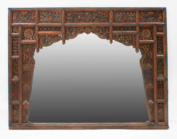 Arco de puerta mozárabe en madera tallada y policromada con decoración de flores, hojas, etc. Transformado en espejo.