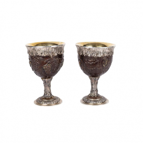 Gianmaria Buccellati.   Pareja de copas realizadas en coco tallado y montadas en plata italiana punzonada, ley 925. Circa 1970.