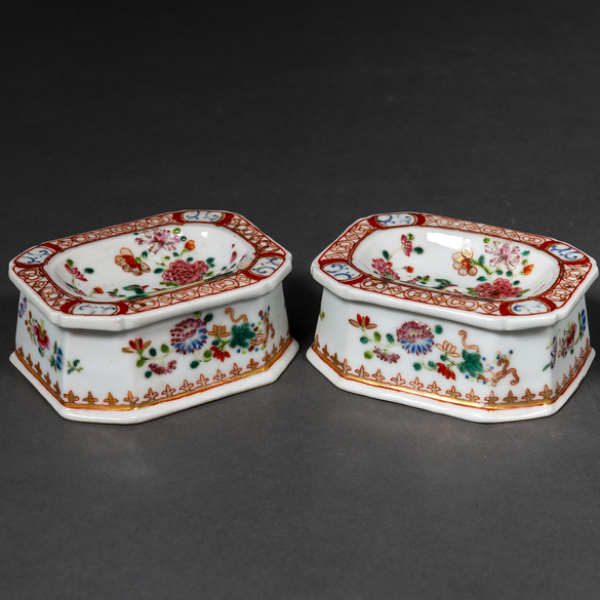 Pareja de saleros en porcelana de Compañía de Indias familia rosa, dinastia Qing, época Qianlong(1736-95)
