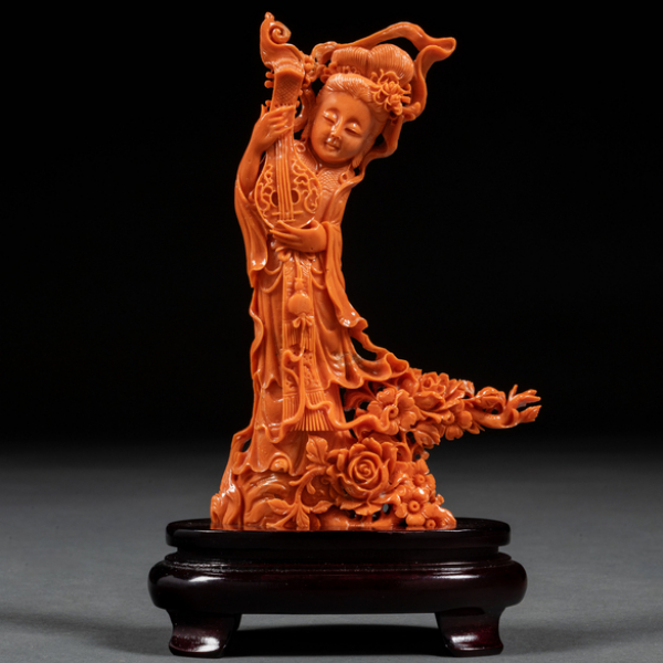 "Dama con laúd" Figura realizada en coral rojo. Trabajo Chino, Primer tercio del siglo XX