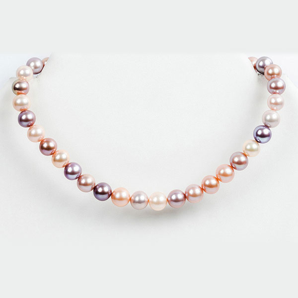 Hilo de collar-chocker de 37 bellísimas y perfectas perlas de los mares del Sur (Australia y Tahití), esféricas, en ligera disminución de 10.1 a 12.1 mm., en combinación de tonos rosas y doreé.