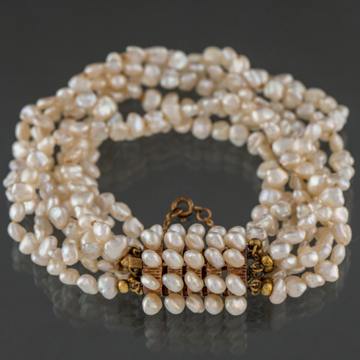 Pulsera de siete hilos de perlas de río con cierre en oro amarillo de 14 kt.