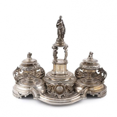 Escribanía en plata española punzonada. Con marcas de localidad de Madrid, Villa y Corte, 1863, de Marquina y Espuñes.