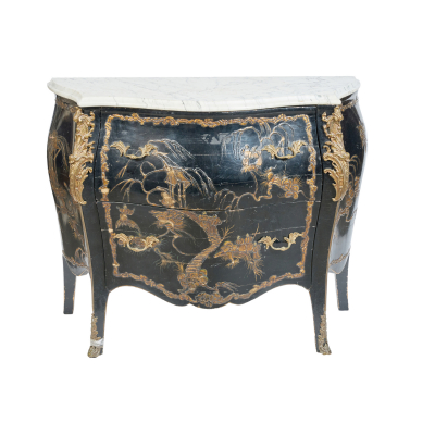 C&oacute;moda &laquo;bomb&eacute;&raquo; en madera lacada con decoraciones en relieve de tem&aacute;tica oriental, s.XIX. 