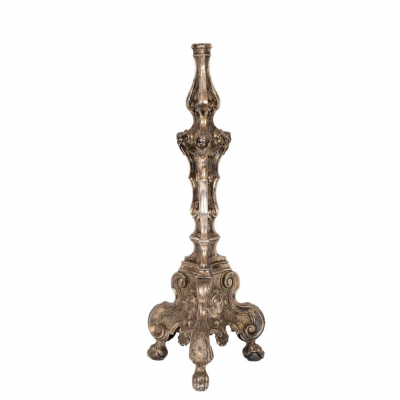 Pie de candelero o hachón barroco realizado en plata sin punzón visible. Posiblemente español, peninsular o ultramar. 