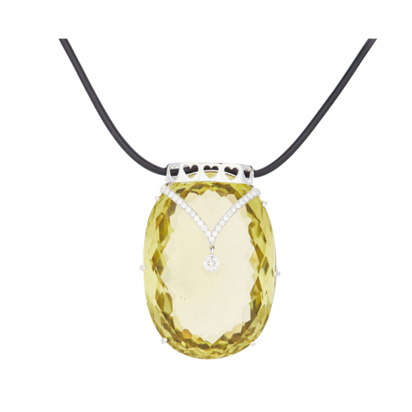 Colgante en oro blanco con cuarzo lemón talla oval multifacetado, decorado con dos líneas y chatón de diamantes talla brillante y calado de corazones.