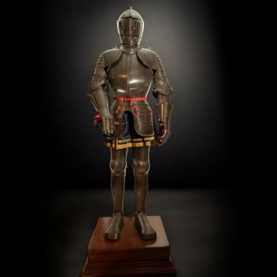 Lote Estrella. Excepcional Armadura Renacentista de Caballero del siglo XVI, con algunos elementos del siglo XX.