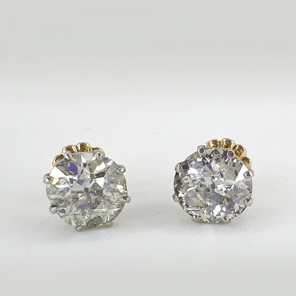 Espectacular Pareja de Pendientes Dormilonas con Diamantes naturales de 1.25ct cada uno, montados en platino.