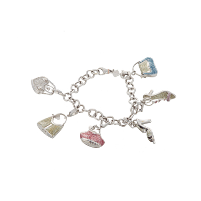 Pulsera de la firma «Rosato» en oro blanco y esmalte con seis charms diseños zapatos y bolsos, uno en forma de corazón con pavé de diamantes talla brillante.