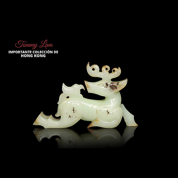 Figura de jade amarillo "Ciervo y ave", dinast&iacute;a Zhou.  Escultura en jade de tonalidad amarilla suave, con vetas ocres y &aacute;reas de p&aacute;tina superficial.