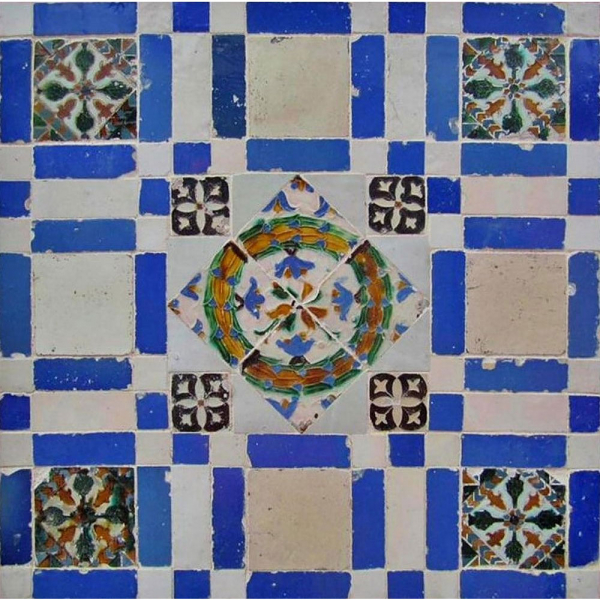 Importante y rara composición cerámica pintada geométrica y floral morisca del siglo XVI.