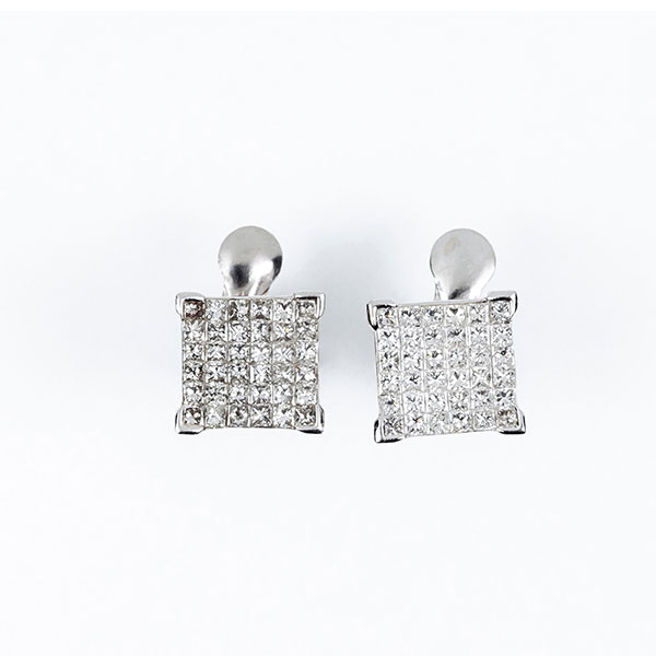 Pendientes en oro blanco con motivo rectangular en pav&eacute; de limpios y blancos diamantes, talla princesa, en engaste oculto
