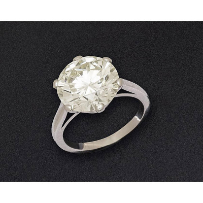 Anillo de platino con gran diamante talla brillante de 5,62 cts. aprox. Pureza: VVS1. Color: M.