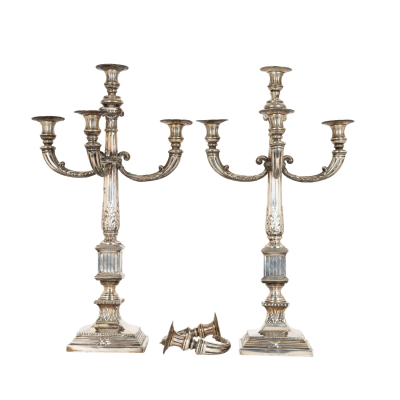 Pareja de candelabros de cinco luces en plata estilo Louis Philippe con fuste en forma de columna con motivos vegetales, s.XX.