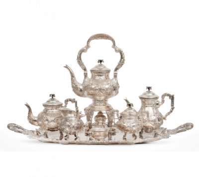 Juego de café y té de plata repujada decorado con flores. Con marcas. S. XX.