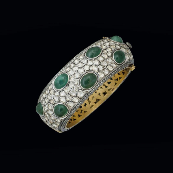 Gran pulsera brazalete de plata y oro amarillo de 18 K. con cabujones de esmeralda (59 cts.) y diamantes (13 cts.).