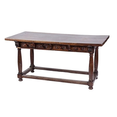 Mesa espa&ntilde;ola de nogal con motivos florales tallados